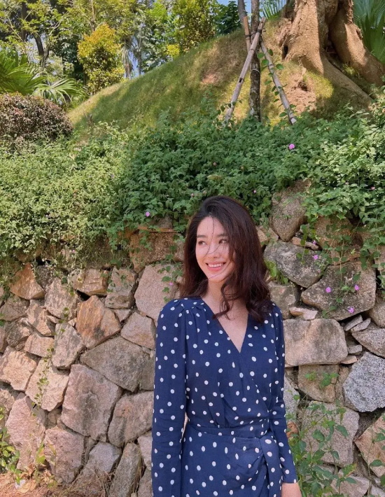 杨采钰身穿蓝色波点长裙清纯写真集