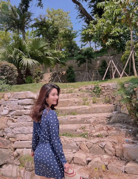 杨采钰身穿蓝色波点长裙清纯写真集