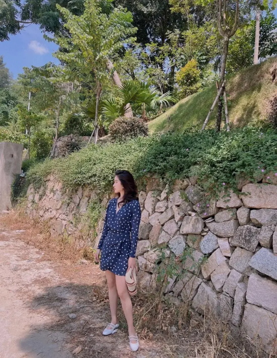 杨采钰身穿蓝色波点长裙清纯写真集