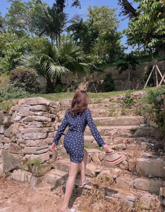 杨采钰身穿蓝色波点长裙清纯写真集