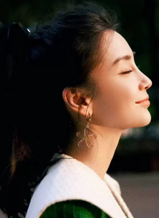 Angelababy秋季街拍写真,绿色外套配皮裙帅气利落