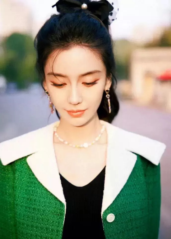 Angelababy秋季街拍写真,绿色外套配皮裙帅气利落