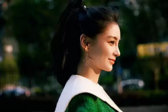 Angelababy秋季街拍写真,绿色外套配皮裙帅气利落