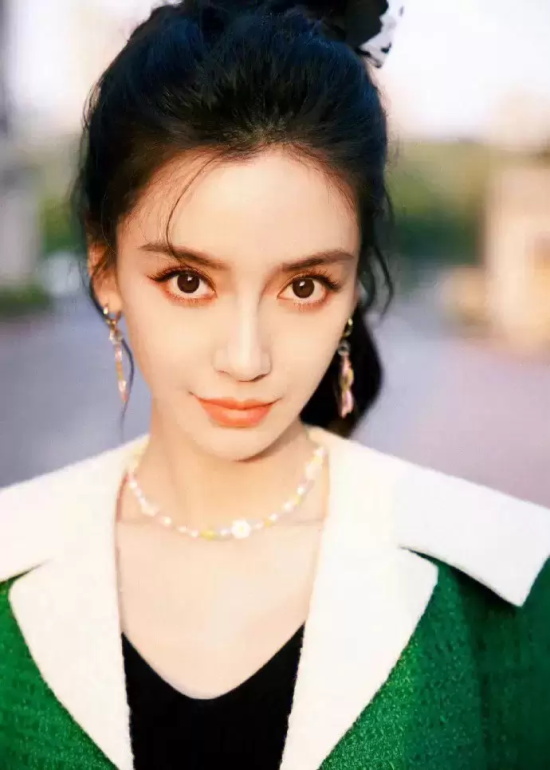 Angelababy秋季街拍写真,绿色外套配皮裙帅气利落