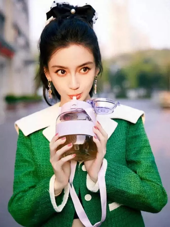 Angelababy秋季街拍写真,绿色外套配皮裙帅气利落