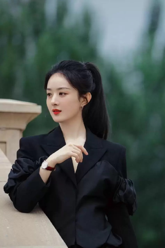 赵丽颖最新营业写真,身穿V领黑西装飒气十足