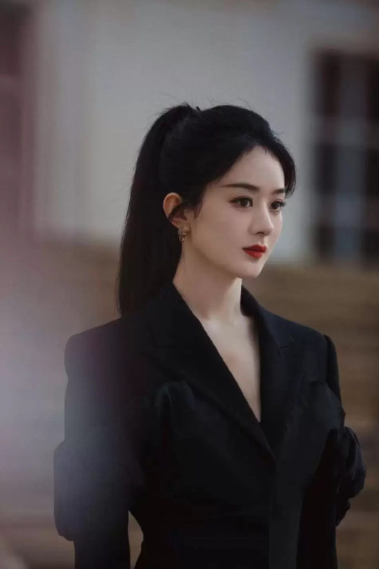 赵丽颖最新营业写真,身穿V领黑西装飒气十足