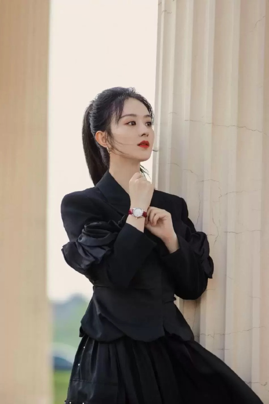 赵丽颖最新营业写真,身穿V领黑西装飒气十足
