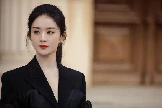 赵丽颖最新营业写真,身穿V领黑西装飒气十足