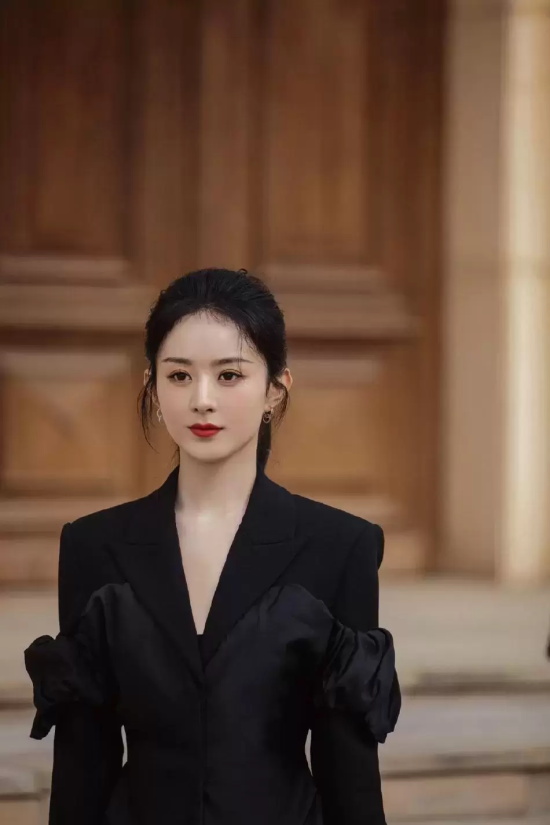 赵丽颖最新营业写真,身穿V领黑西装飒气十足