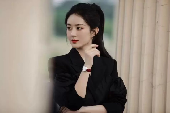赵丽颖最新营业写真,身穿V领黑西装飒气十足