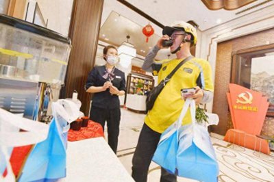 ​帮送外卖 帮拿外卖的骑手