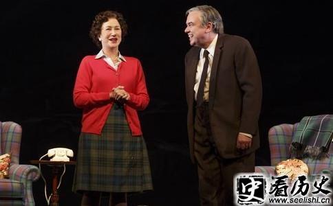 哈罗德·威尔逊(右)