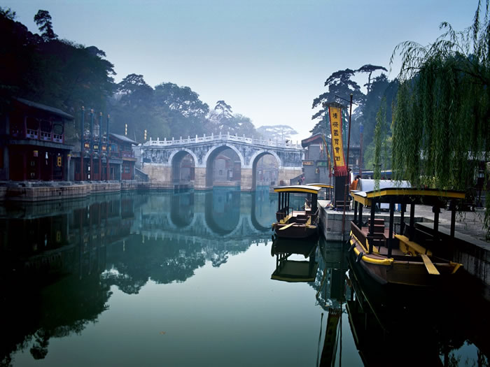 北京颐和园(新夏宫)于1886年为慈禧太后重修;旧夏宫圆明园于1860年第二次鸦片战争(英法联军)中烧毁。 PHOTOGRAPH BY JTB PHOTO/AG