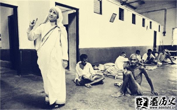 特蕾莎修女(左)图片