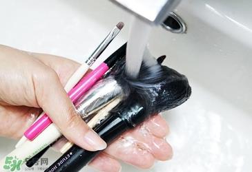 ukiss悠珂思和大创粉扑清洗剂哪个好?悠珂思和大创清洗剂对比 ukiss悠珂思和大创粉扑清洗剂哪个好?悠珂思和大创清洗剂对比