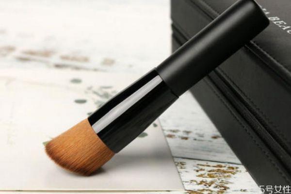 平头刷能用来刷隔离霜吗 平头化妆刷是用什么的 平头刷能用来刷隔离霜吗 平头化妆刷是用什么的