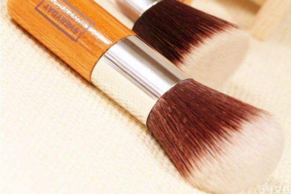 平头刷能用来刷隔离霜吗 平头化妆刷是用什么的 平头刷能用来刷隔离霜吗 平头化妆刷是用什么的