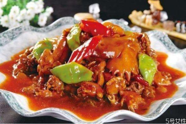 孕妇可以吃烧鸡吗 坐月子能不能吃红烧鸡 孕妇可以吃烧鸡吗 坐月子能不能吃红烧鸡