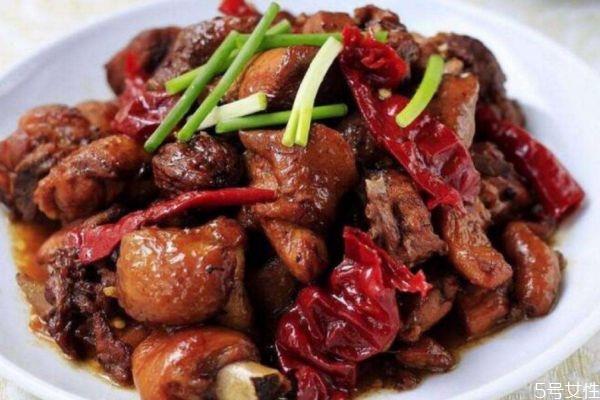 孕妇可以吃烧鸡吗 坐月子能不能吃红烧鸡 孕妇可以吃烧鸡吗 坐月子能不能吃红烧鸡