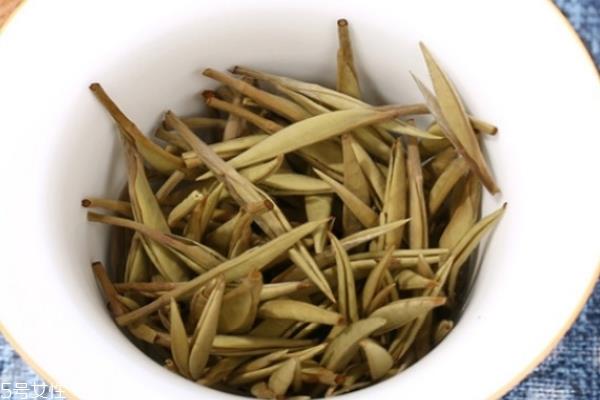 白毫银针怎么判断好坏 从这三个方面看 白毫银针怎么判断好坏 从这三个方面看