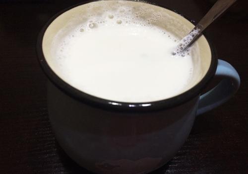 睡觉前喝热牛奶好吗 睡前喝热牛奶有什么好处 睡觉前喝热牛奶好吗 睡前喝热牛奶有什么好处