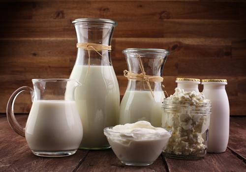 睡觉前喝热牛奶好吗 睡前喝热牛奶有什么好处 睡觉前喝热牛奶好吗 睡前喝热牛奶有什么好处