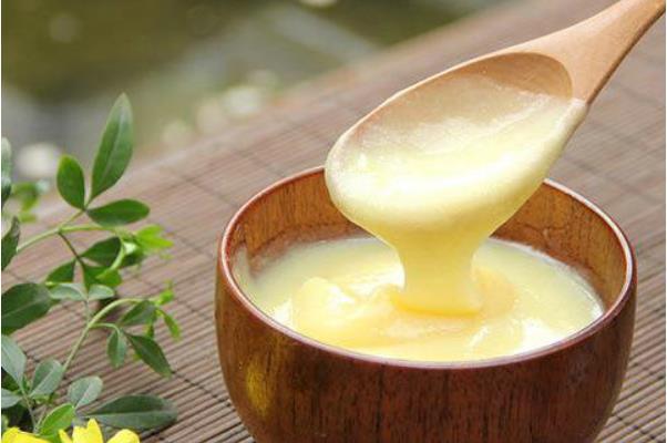 蜂王浆是怎样生产出来的 蜂王浆是什么味道才是正宗的 蜂王浆是怎样生产出来的 蜂王浆是什么味道才是正宗的