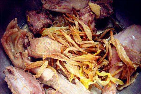 黄花菜可以炖鸡吗 黄花菜炖鸡做法