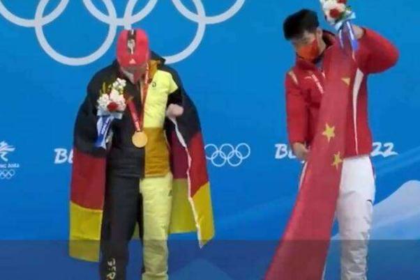 闫文港领奖时反复确认国旗是正面的 钢架雪车最高时速多少 闫文港领奖时反复确认国旗是正面的 钢架雪车最高时速多少