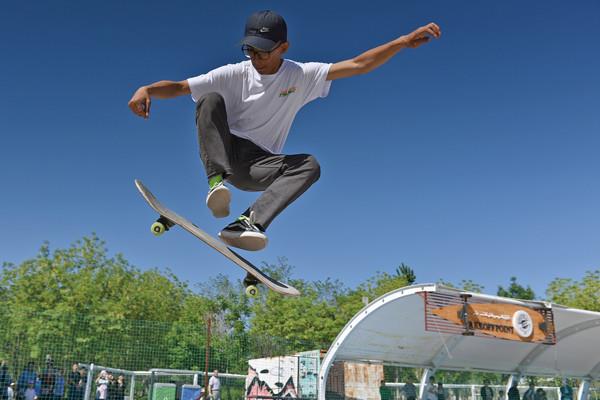 滑板运动对身体的好处 滑板初学者怎么练 滑板运动对身体的好处 滑板初学者怎么练