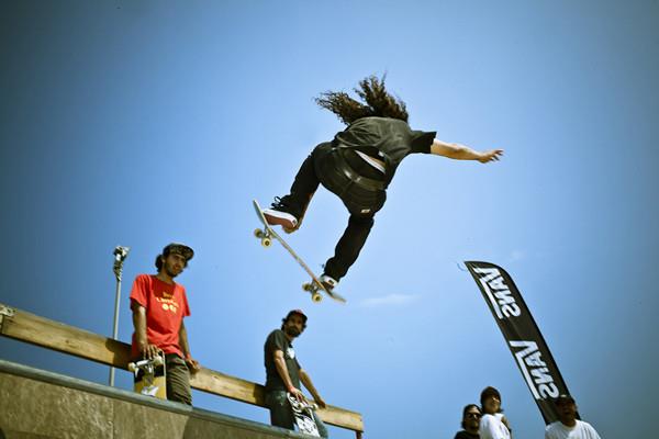 滑板运动对身体的好处 滑板初学者怎么练 滑板运动对身体的好处 滑板初学者怎么练