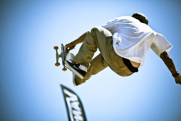 滑板运动对身体的好处 滑板初学者怎么练 滑板运动对身体的好处 滑板初学者怎么练