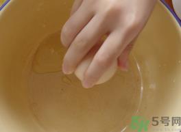 鸡蛋清是绿色的能吃吗?鸡蛋清是绿色的可以吃吗?