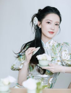 ​李沁簪花手拿团扇 气质如兰淡雅高贵