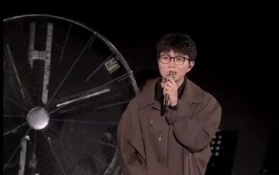 ​毛不易回应“演出时右手全程插兜”