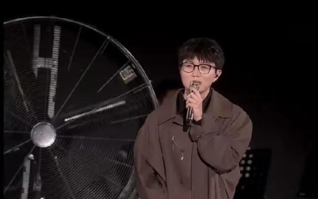 娱乐毛不易回应“演出时右手全程插兜”  1