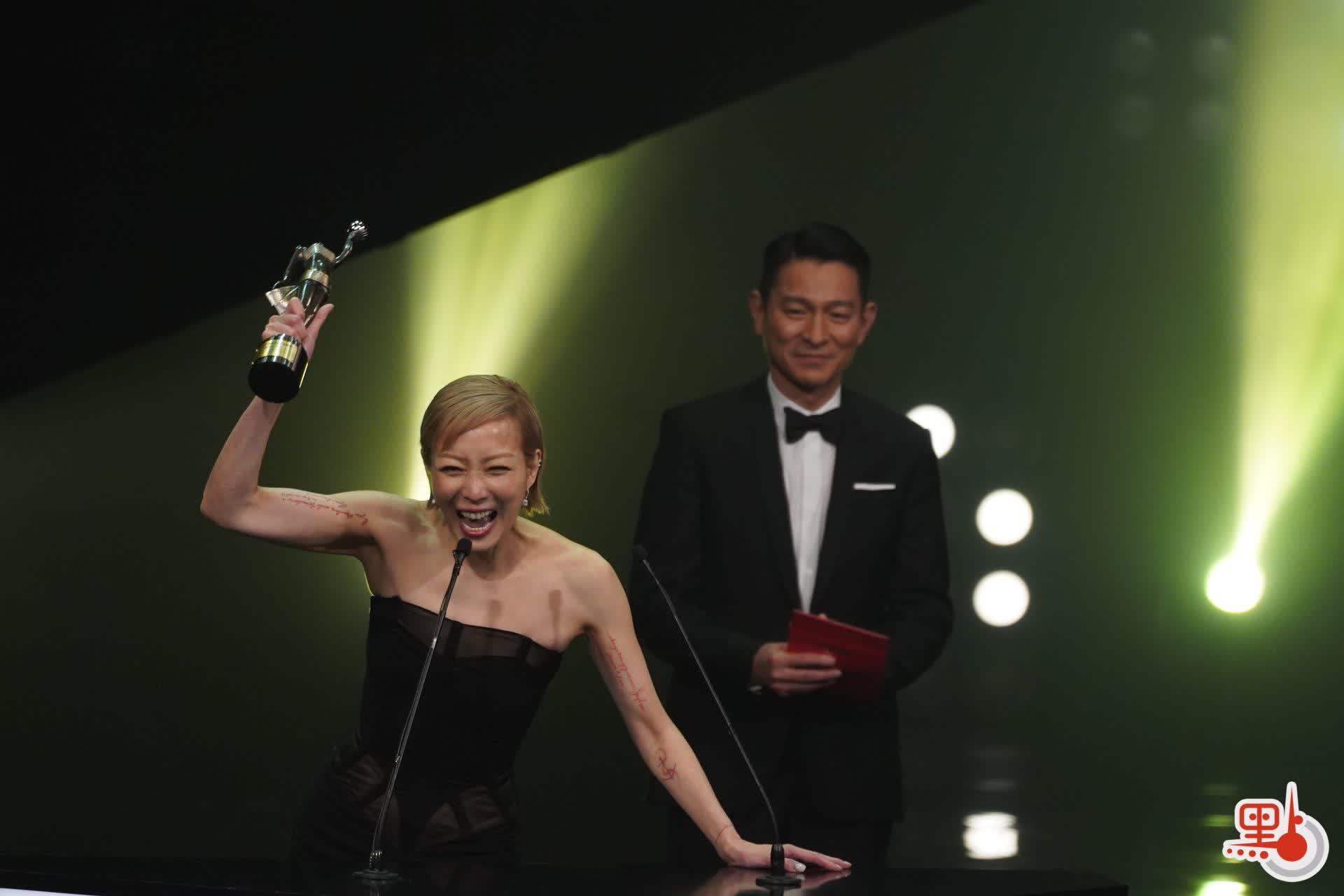 刘德华为最佳女主角颁奖