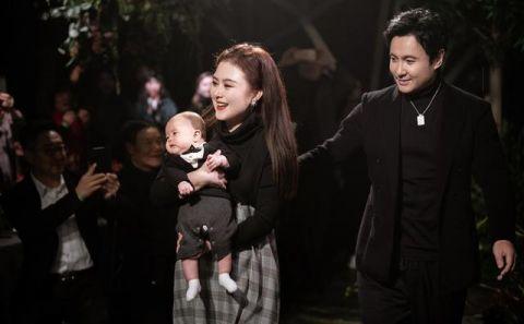 11月30日，沈腾爱妻、演员王琦晒儿子“百日宴”现场照，深情表白：100days，妈妈爸爸永远爱你。