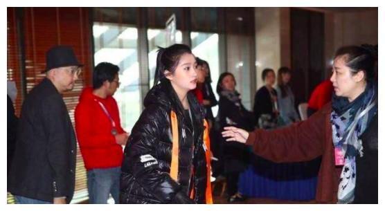 鹿晗关晓彤认爱后首同框却形同路人,网友:又一对“塑料姐妹花”