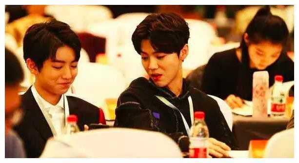 鹿晗关晓彤认爱后首同框却形同路人,网友:又一对“塑料姐妹花”