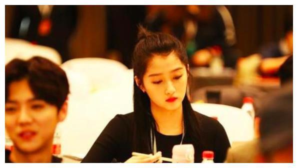 鹿晗关晓彤认爱后首同框却形同路人,网友:又一对“塑料姐妹花”