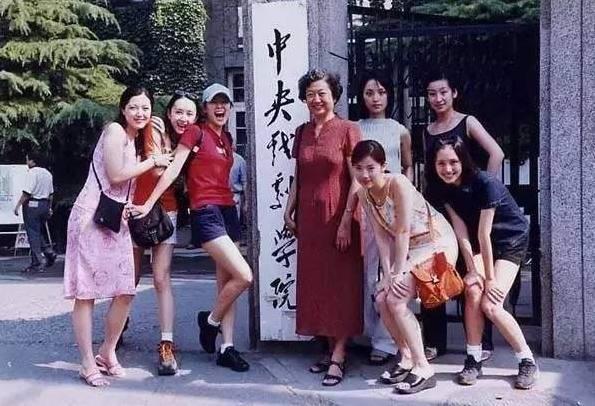 低调了10年，胡静老公身份背景曝光，网友：难怪人人都说她高攀