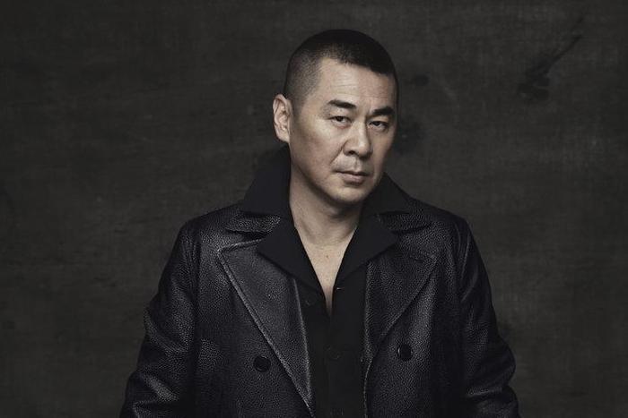 这个男人好胸襟,不仅容忍妻子发文思念初恋,还一起送花圈悼念