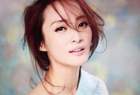 这个男人好胸襟,不仅容忍妻子发文思念初恋,还一起送花圈悼念