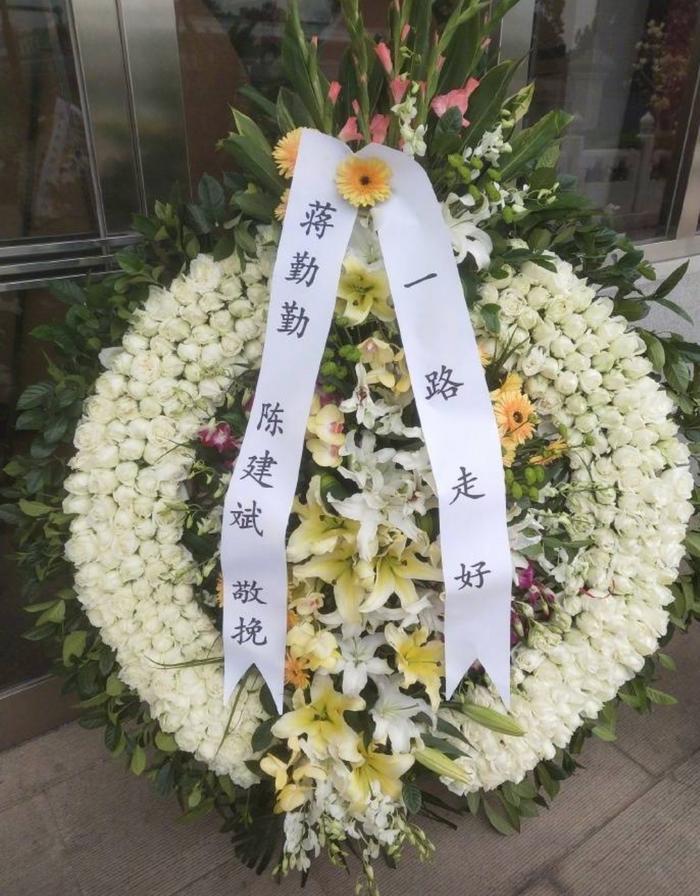 这个男人好胸襟,不仅容忍妻子发文思念初恋,还一起送花圈悼念