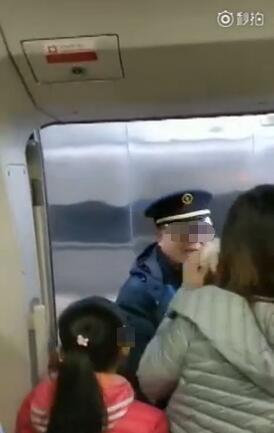 女子挡门强行阻拦高铁发车:我老公来我就走!