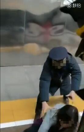 女子挡门强行阻拦高铁发车:我老公来我就走!