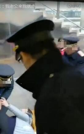 女子挡门强行阻拦高铁发车:我老公来我就走!