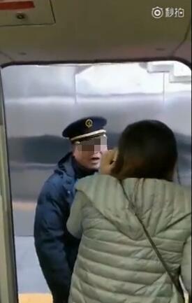 女子挡门强行阻拦高铁发车:我老公来我就走!